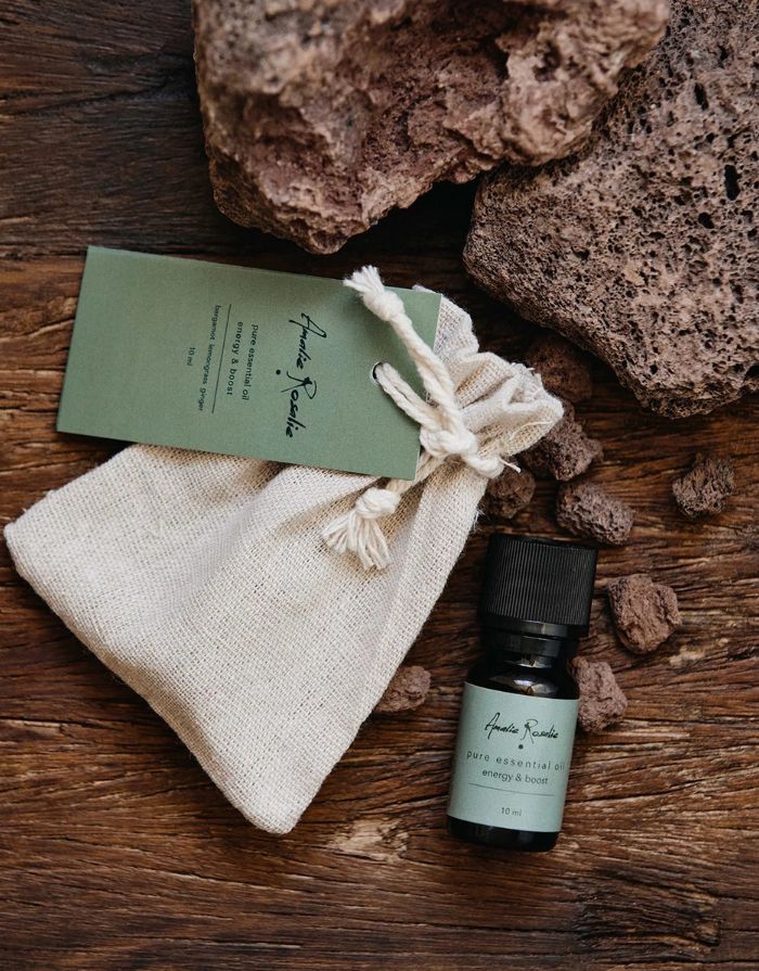 Amalie Rosalie ätherische Ölmischung Energy and Boost mit Bergamotte, Zitronengras und Ingwer im Geschenkbeutel