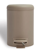 Laden Sie das Bild in den Galerie-Viewer, Pedaleimer Mono in Taupe von Södahl: kleiner Eimer mit Soft-Close-Deckel, Pedal und herausnehmbarem Plastikeinsatz, 3 Liter Fassungsvermögen.
