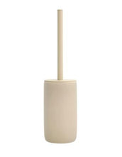 Laden Sie das Bild in den Galerie-Viewer, Toilettenbürste Mono in Beige von Södahl: stilvoller Behälter aus Steingut mit beiger Gummibeschichtung und weißer Innenglasur, Größe 9 x 40 cm.
