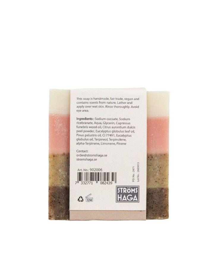 Handgefertigte vegane Handseife Ombré Sandy von Strömshaga mit fruchtigem Duft und ätherischen Ölen aus Zedernholz, Kiefer und Eukalyptus, 100 g von hinten.