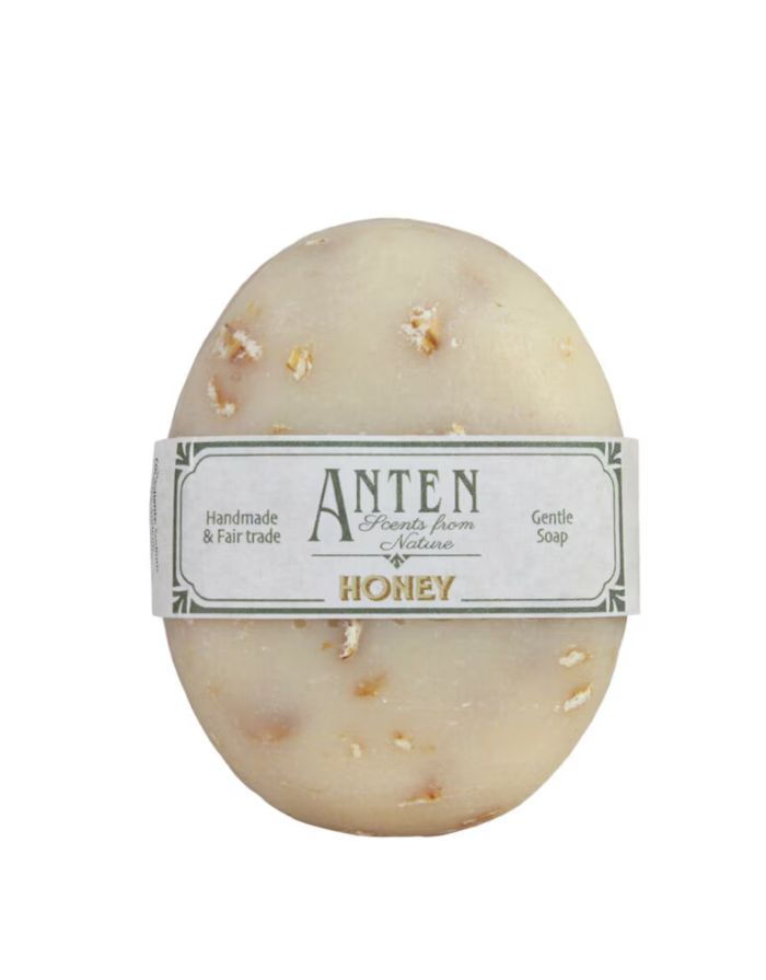 Ovale Handseife Anten Honey von Strömshaga, handgefertigt und fair gehandelt mit sanftem Duft nach Honig und Hafer, 120 g.