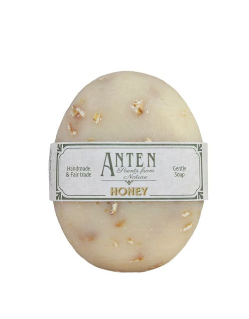 Ovale Handseife Anten Honey von Strömshaga, handgefertigt und fair gehandelt mit sanftem Duft nach Honig und Hafer, 120 g.