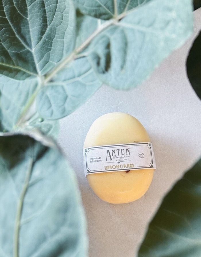 Ovale Handseife Anten Lemongrass von Strömshaga, handgefertigt, vegan und fair gehandelt mit frischem Zitrusduft, 120 g mit Hintergrund.
