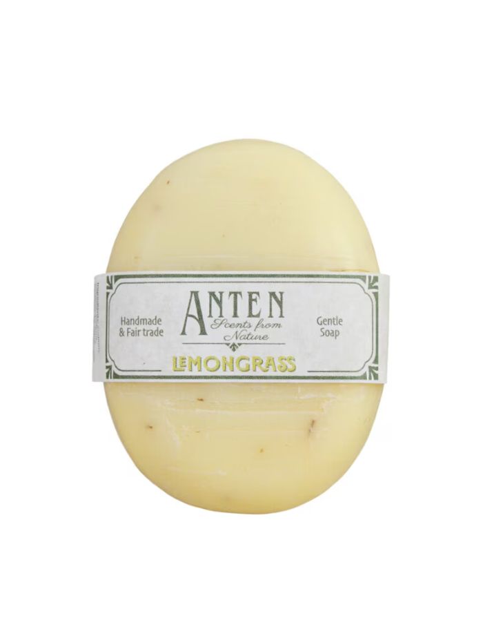 Ovale Handseife Anten Lemongrass von Strömshaga, handgefertigt, vegan und fair gehandelt mit frischem Zitrusduft, 120 g.