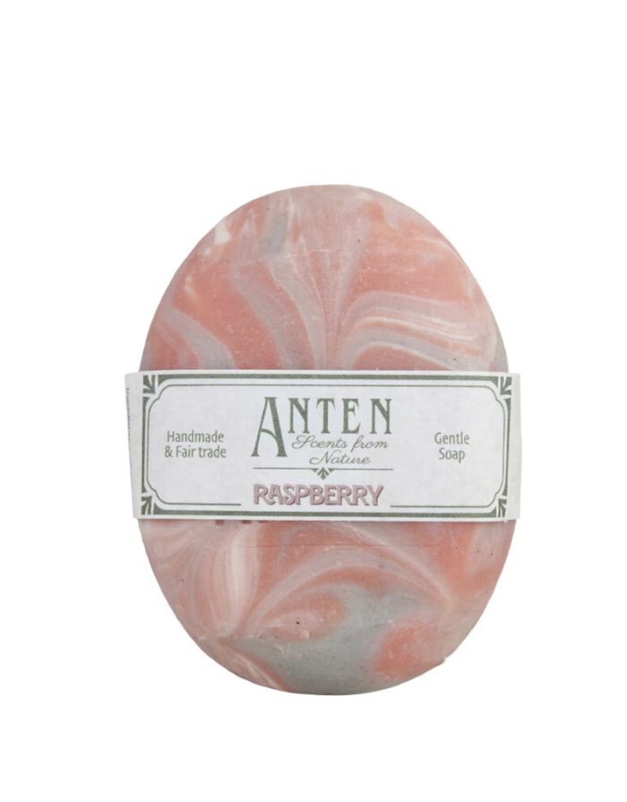 Ovale Handseife Anten Raspberry von Strömshaga, handgefertigt, vegan und fair gehandelt mit süßem Duft nach reifen Himbeeren, 120 g.