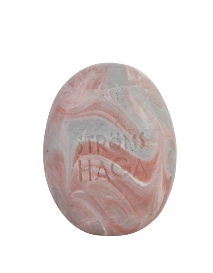 Ovale Handseife Anten Raspberry von Strömshaga, handgefertigt, vegan und fair gehandelt mit süßem Duft nach reifen Himbeeren, 120 g.