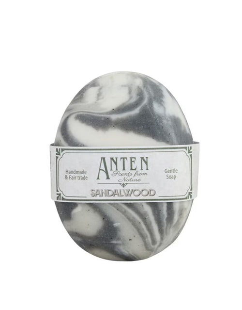 Ovale Handseife Anten Sandalwood von Strömshaga, handgefertigt, vegan und fair gehandelt mit mildem Sandelholzduft, 120 g.