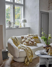 Laden Sie das Bild in den Galerie-Viewer, Bloomingville Pratello Decke in Gelb mit gewebtem Blattmuster, Fransen und strukturierter Oberfläche aus recycelter Baumwolle
