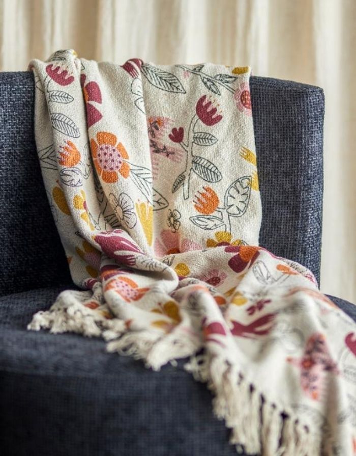 Bloomingville Vivielle Decke in Bunt mit floralem Print auf beigem Grund, strukturierter Oberfläche und farblich abgestimmten Fransen aus recycelter Baumwolle