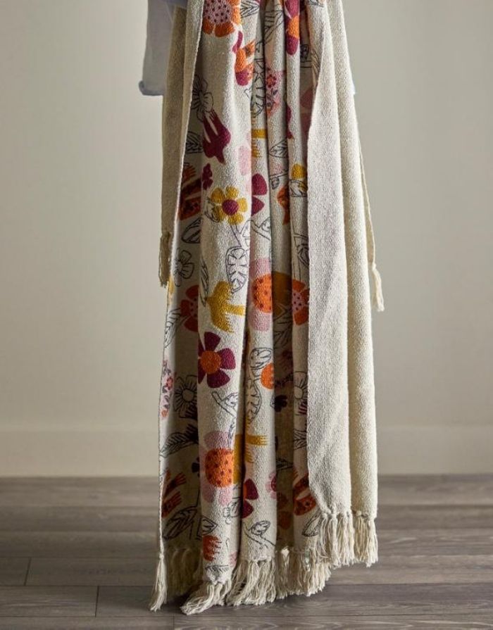 Bloomingville Vivielle Decke in Bunt mit floralem Print auf beigem Grund, strukturierter Oberfläche und farblich abgestimmten Fransen aus recycelter Baumwolle