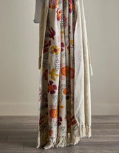 Laden Sie das Bild in den Galerie-Viewer, Bloomingville Vivielle Decke in Bunt mit floralem Print auf beigem Grund, strukturierter Oberfläche und farblich abgestimmten Fransen aus recycelter Baumwolle

