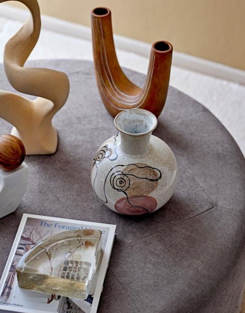 Bloomingville Irini Vase in Weiß aus Steingut mit handbemaltem Gesichtsdesign und moderner Form