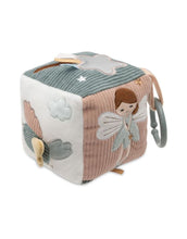 Laden Sie das Bild in den Galerie-Viewer, Jollein Aktivitäten-Würfel „Lovely Birds“ – weicher Baby-Spielwürfel mit Vögeln, Wolken, Blumen, Sternen und Fee Amy, mit Stickereien und Labels, 10x10x10 cm, handwaschbar.
