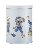 Laden Sie das Bild in den Galerie-Viewer, Metalldose Emil von Muurla, Emil aus Lönneberga, blaue Aufbewahrungsdose, 11 × 17 cm, Illustration von Björn Berg
