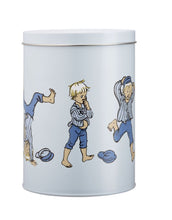 Laden Sie das Bild in den Galerie-Viewer, Metalldose Emil von Muurla, Emil aus Lönneberga, blaue Aufbewahrungsdose, 11 × 17 cm, Illustration von Björn Berg
