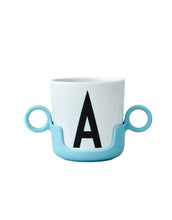 Laden Sie das Bild in den Galerie-Viewer,  Design Letters Henkel Hellblau für Ecozen Trinklernbecher, BPA- und BPS-frei, ergonomisch für kleine Kinderhände.
