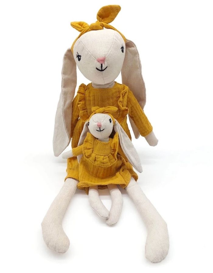  Mea Lini Stofftier Hase Hedda groß mit Sommerkleid aus Leinen und Baumwolle in sanften Pastelltönen.