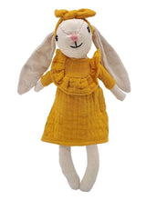 Laden Sie das Bild in den Galerie-Viewer, Mea Lini Stofftier Hase Hedda klein aus Leinen und Baumwolle in sanften Pastelltönen.
