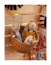 Laden Sie das Bild in den Galerie-Viewer,  Mea Lini Stofftier Hase Hedda groß mit Sommerkleid aus Leinen und Baumwolle in sanften Pastelltönen.
