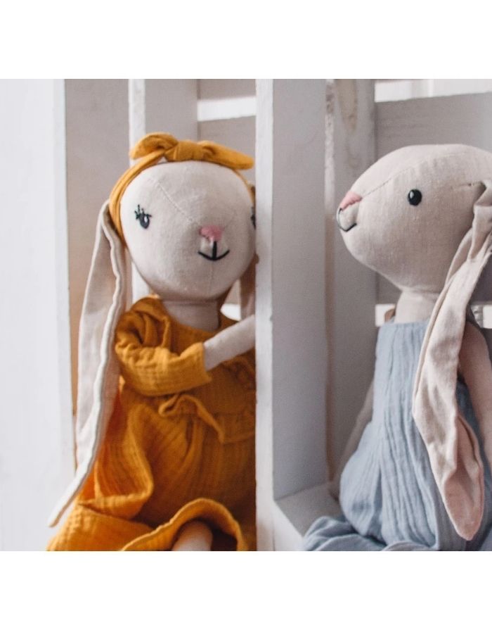  Mea Lini Stofftier Hase Hedda groß mit Sommerkleid aus Leinen und Baumwolle in sanften Pastelltönen.