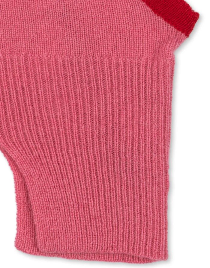 Warme Balaclava Colette in Pink von Konges Sløjd aus 100 % Wolle mit klassischen Rippensäumen.
