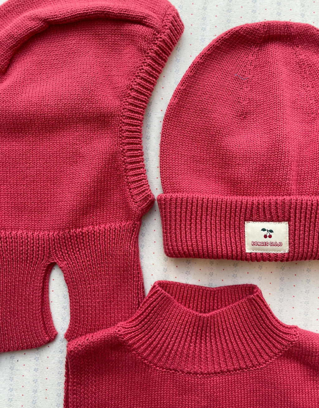 Avely Beanie von Konges Sløjd in der Farbe Cardinal aus weicher Bio-Baumwolle mit klassischer Rippstrickstruktur und verstellbarem Umschlag, set.