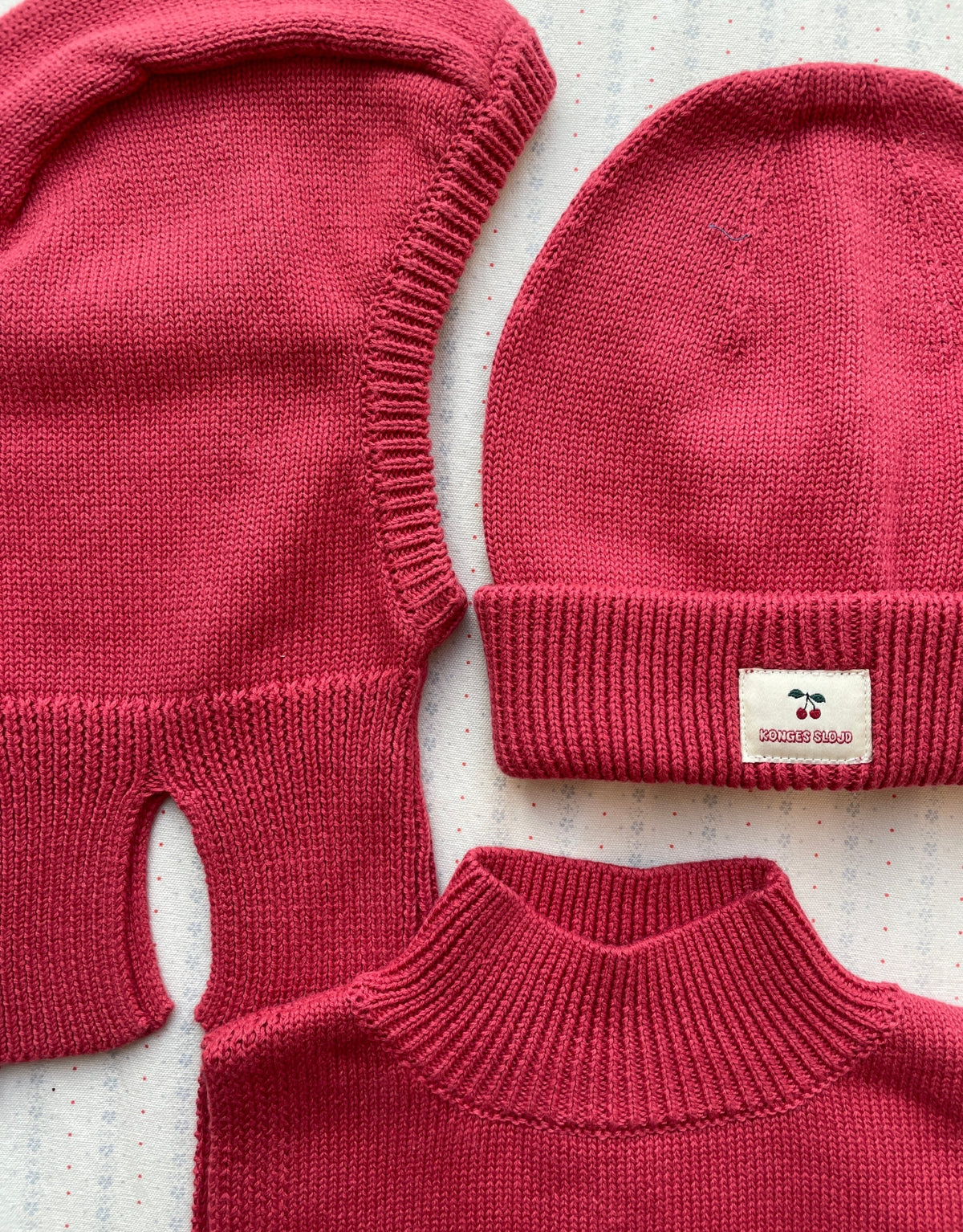 Avely Beanie von Konges Sløjd in der Farbe Cardinal aus weicher Bio-Baumwolle mit klassischer Rippstrickstruktur und verstellbarem Umschlag, set.
