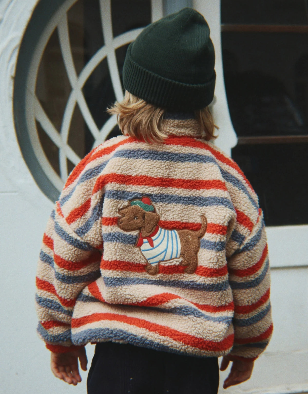 Grüne Avely Beanie von Konges Sløjd in der Farbe Scarab aus weicher Bio-Baumwolle mit klassischer Rippstrickstruktur und verstellbarem Umschlag.