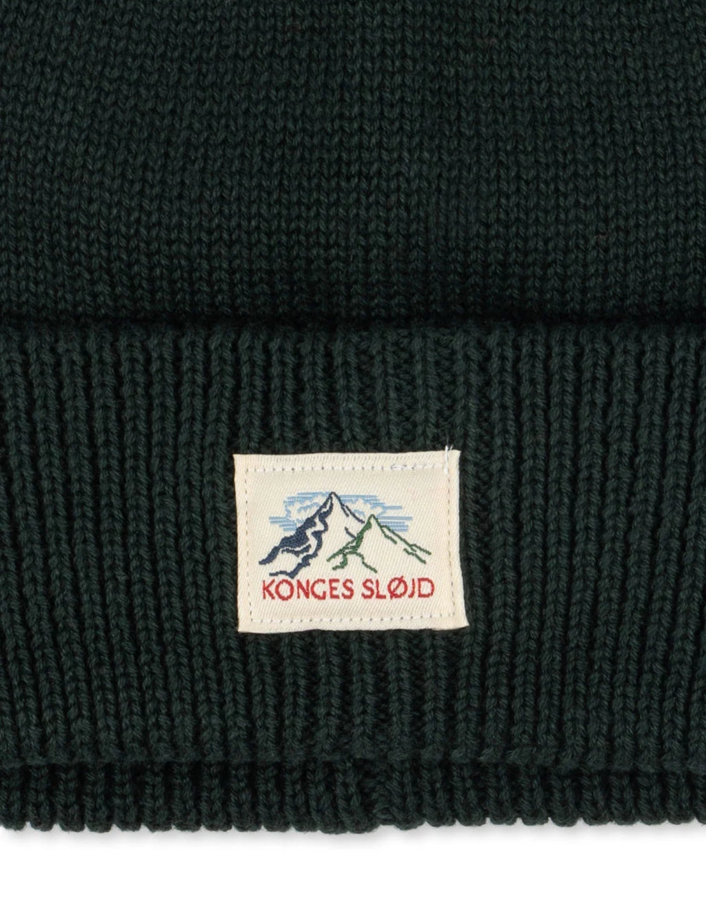 Grüne Avely Beanie von Konges Sløjd in der Farbe Scarab aus weicher Bio-Baumwolle mit klassischer Rippstrickstruktur und verstellbarem Umschlag.