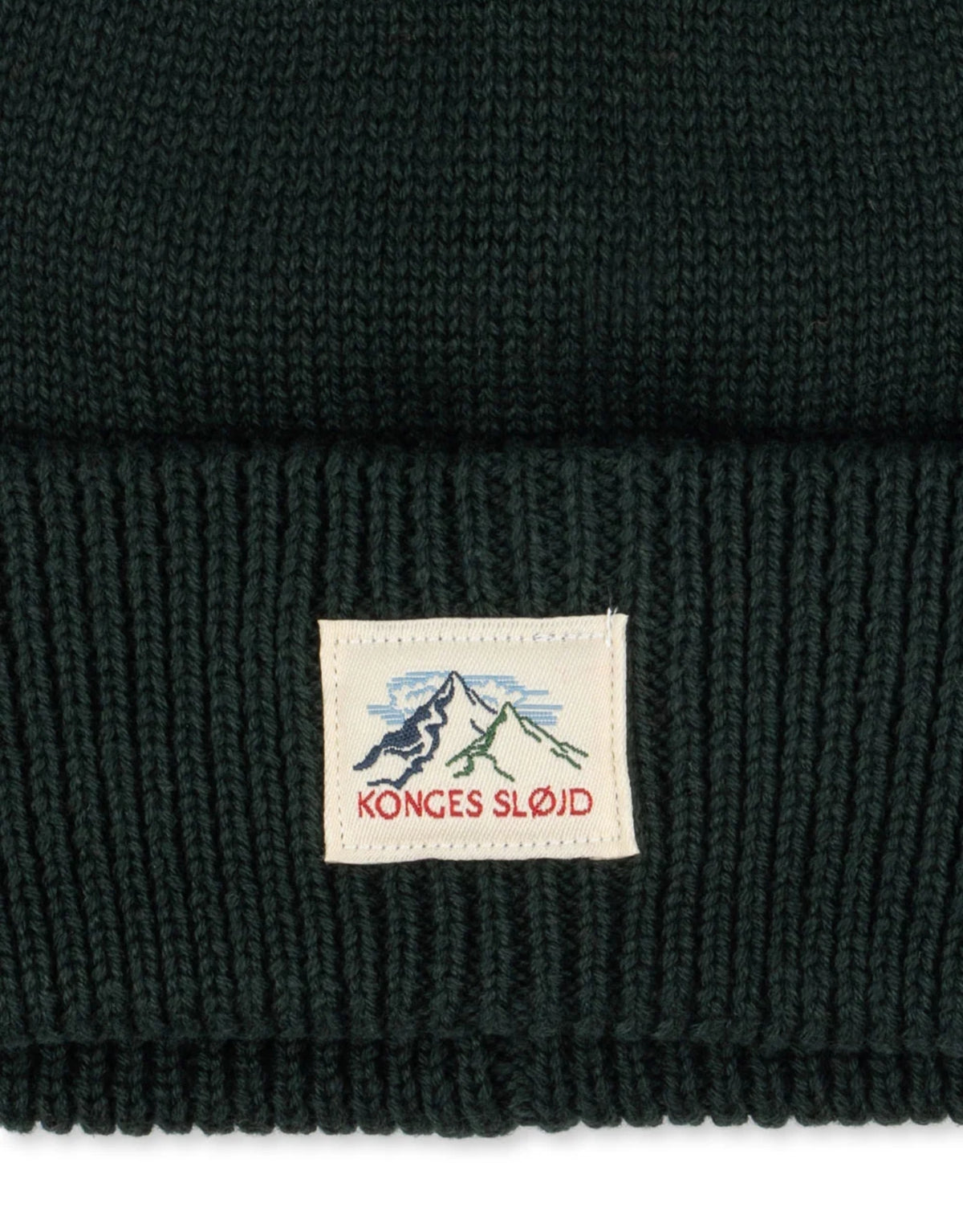 Grüne Avely Beanie von Konges Sløjd in der Farbe Scarab aus weicher Bio-Baumwolle mit klassischer Rippstrickstruktur und verstellbarem Umschlag.