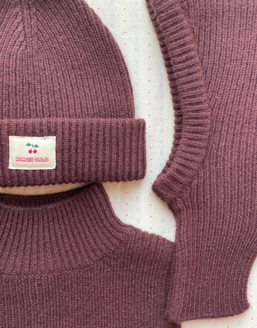 Braune Basil Beanie von Konges Sløjd in der Farbe Decadent Chocolate aus 100 % Wolle mit klassischer Rippstrickstruktur und verstellbarem Umschlag.