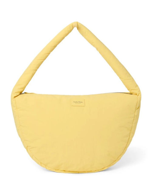 Studio Noos Crossbody-Tasche Textured Puffy Butter Yellow mit gepolsterter Struktur und Reißverschluss.