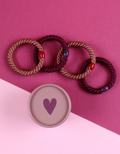 Ava und Yves Haargummi-Set Altrosa/Dunkelrot – 4 elastische Haargummis in runder Geschenkbox mit Herz.