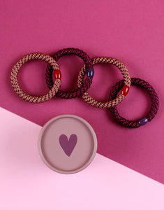 Ava und Yves Haargummi-Set Altrosa/Dunkelrot – 4 elastische Haargummis in runder Geschenkbox mit Herz.