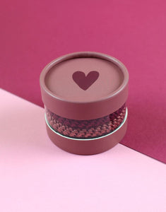 Ava und Yves Haargummi-Set Altrosa/Dunkelrot – 4 elastische Haargummis in runder Geschenkbox mit Herz.