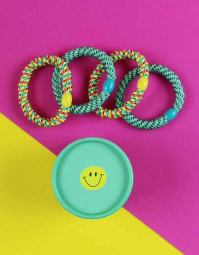 Ava & Yves Haargummi-Set Mint/Gelb – 4 elastische Haargummis in runder Geschenkbox mit Smiley.
