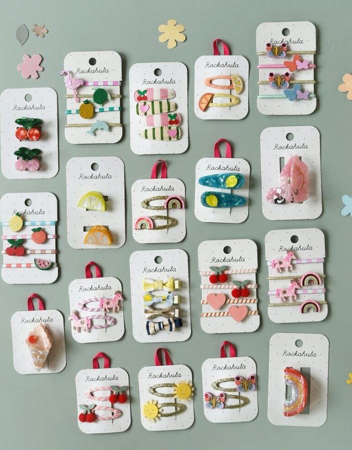 Tutti Fruity Haarspangen von Rockahula im 4er-Set mit glitzernden Zitronen-, Orangen-, Kirsch- und Wassermelonenmotiven auf bunten Klickspangen.