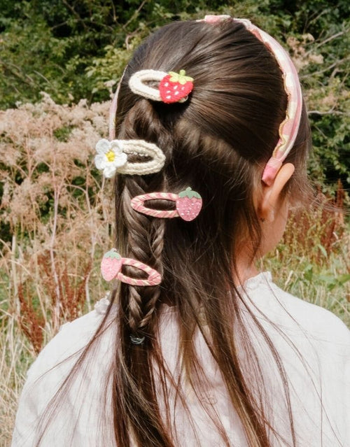 Strawberry Fields Haarspangen von Rockahula mit glitzernden rosa Erdbeeren auf rosafarbenen Vichy-Karo-Klickspangen.