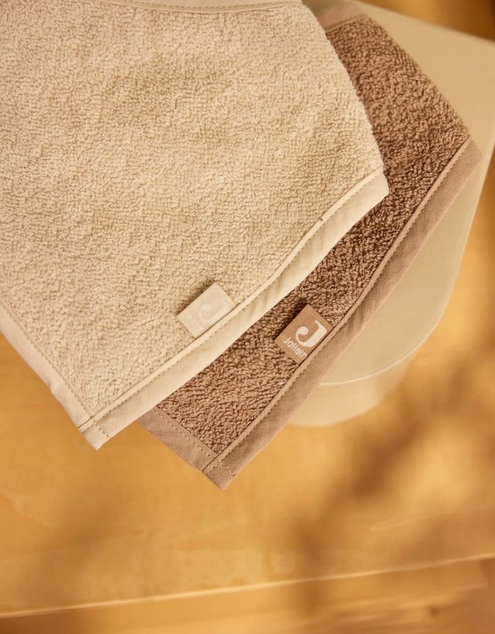 Lätzchen oder Bandana 2er Set für Kleinkinder und Babys von Jollein in der Farbe Beige und Brauns aus Frottee im Detail mit Logo