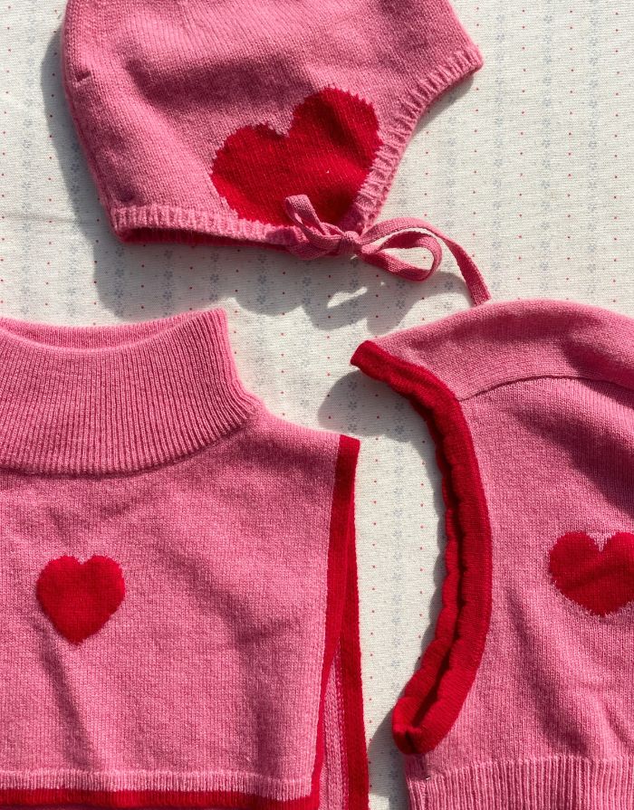 Gestrickte Mütze Colette in Pink von Konges Sløjd aus 100 % Wolle mit Bindebändern unter dem Kinn.