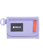 Laden Sie das Bild in den Galerie-Viewer, Geldbeutel Bold von Lässig in Lavender mit Klettverschluss, Sichtfenstern, Kleingeldfach mit Reißverschluss und Befestigungsöse – nachhaltig aus recyceltem Polyester gefertigt.
