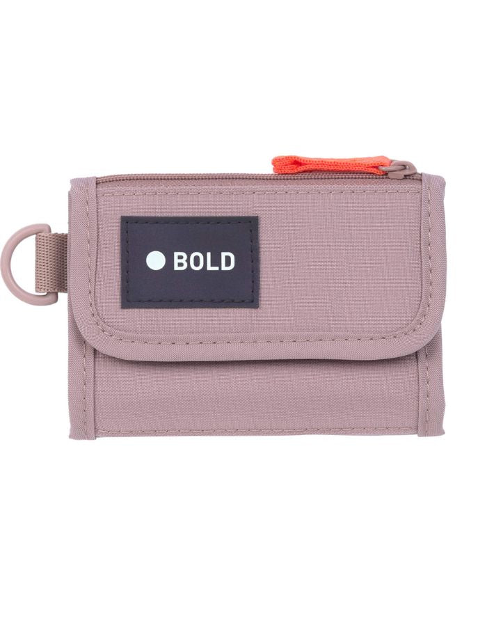 Geldbeutel Bold von Lässig in Mauve mit Klettverschluss, Sichtfenstern, Kleingeldfach mit Reißverschluss und Befestigungsöse – nachhaltig aus recyceltem Polyester gefertigt.
