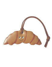 Laden Sie das Bild in den Galerie-Viewer, Firefly Reflectors Taschenanhänger Croissant, reflektierender Sicherheitsanhänger in Croissant-Form, ca. 8 cm Durchmesser.

