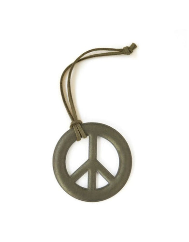 Olivgrüner Reflektor-Anhänger in Peace-Form von Firefly Reflectors aus reflektierendem Material mit Lederband, ca. 8 cm – stylisch, sicher und aussagekräftig.