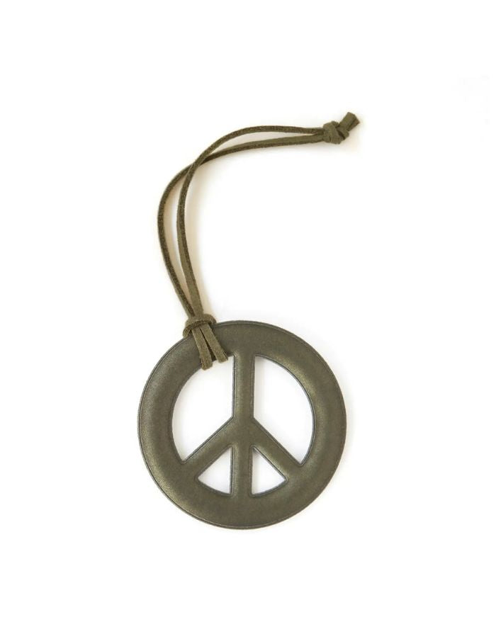 Olivgrüner Reflektor-Anhänger in Peace-Form von Firefly Reflectors aus reflektierendem Material mit Lederband, ca. 8 cm – stylisch, sicher und aussagekräftig.