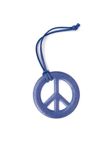 Blauer Reflektor-Anhänger in Peace-Form von Firefly Reflectors aus reflektierendem Material mit Lederband, ca. 8 cm – stylisch, sicher und aussagekräftig.