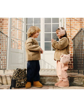 Laden Sie das Bild in den Galerie-Viewer, Kinderrucksack Andreas von Liewood aus weichem Fleece in Mega Leo/Oat Mix mit Bärendetails, kompakter Rucksack für Kindergartenkinder mit Brustgurt und mehreren Fächern.“
