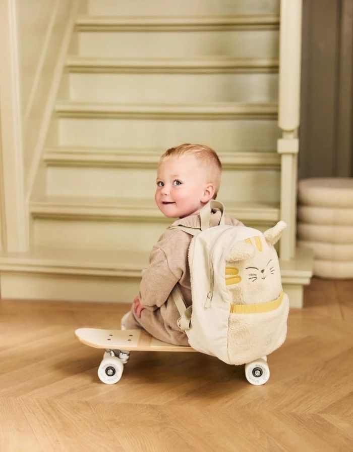 Jollein Rucksack Charlie Cat mit Teddy-Stoff, Katzenohren und verstellbaren Schultergurten für Kinder am Kind