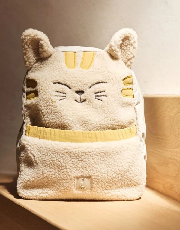 Jollein Rucksack Charlie Cat mit Teddy-Stoff, Katzenohren und verstellbaren Schultergurten für Kinder als Freisteller von vorne in der Sonne