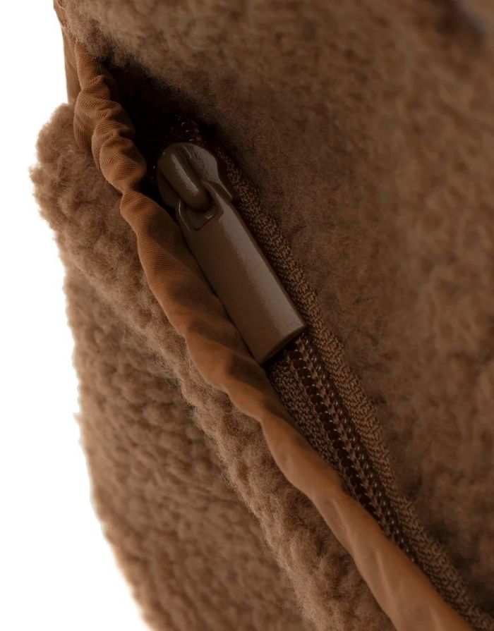 Jollein Rucksack Diego Dog mit Teddy-Stoff, Hundeohren und verstellbaren Schultergurten für Kinder als Freisteller mit Reißverschluss im Detail 